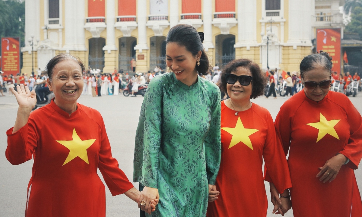 Đỗ Thị Hải Yến Diện Áo Dài Dạo Phố Hà Nội Nhân Dịp Kỷ Niệm 80 Năm Quốc Khánh