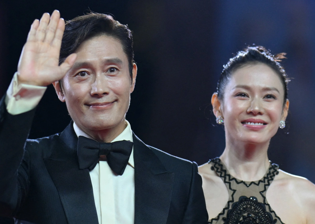 Son Ye Jin sánh đôi Lee Byung Hun trên thảm đỏ Venice: Tỏa sáng cùng "No Other Choice"