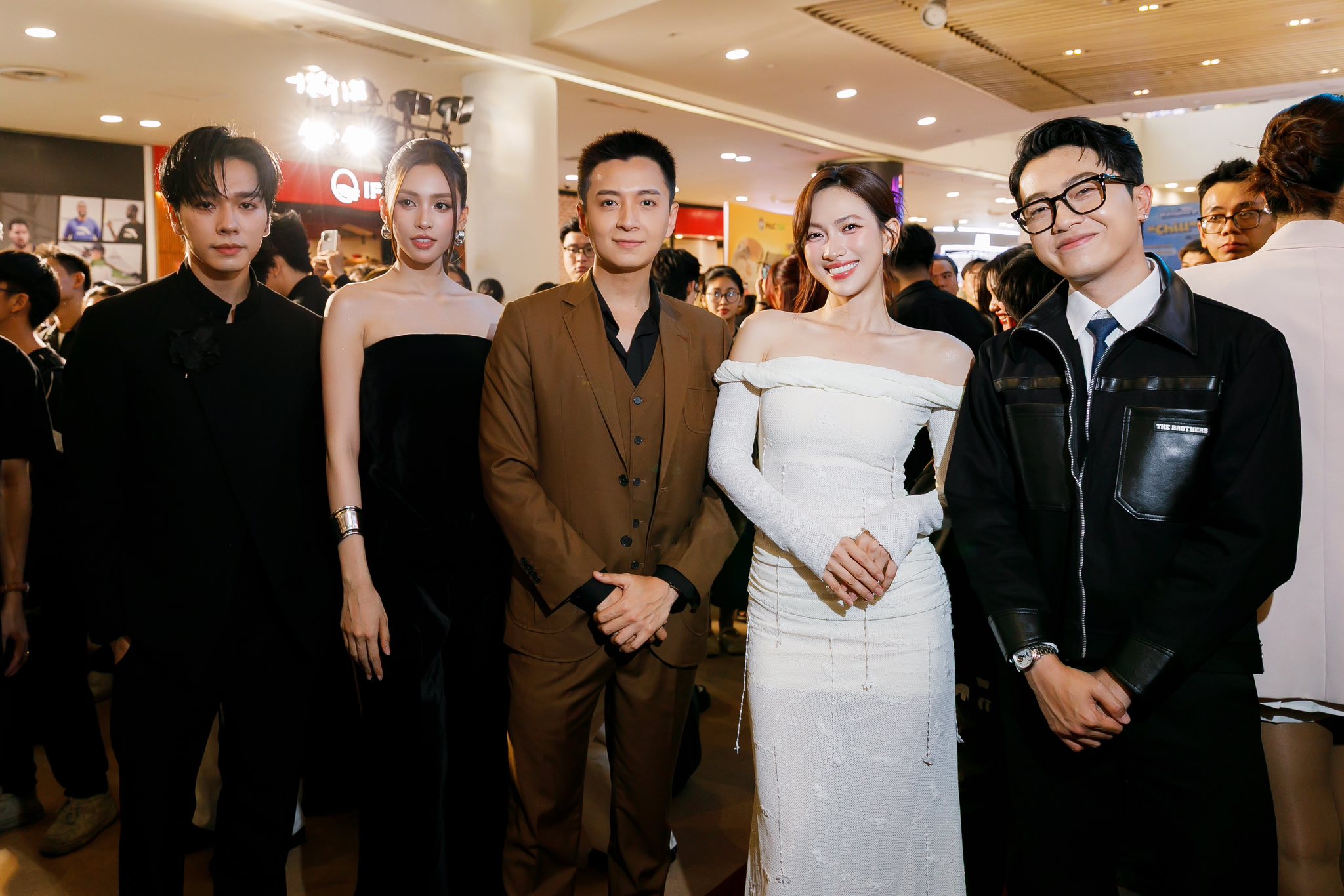 Phương Anh Đào và các đồng nghiệp showbiz