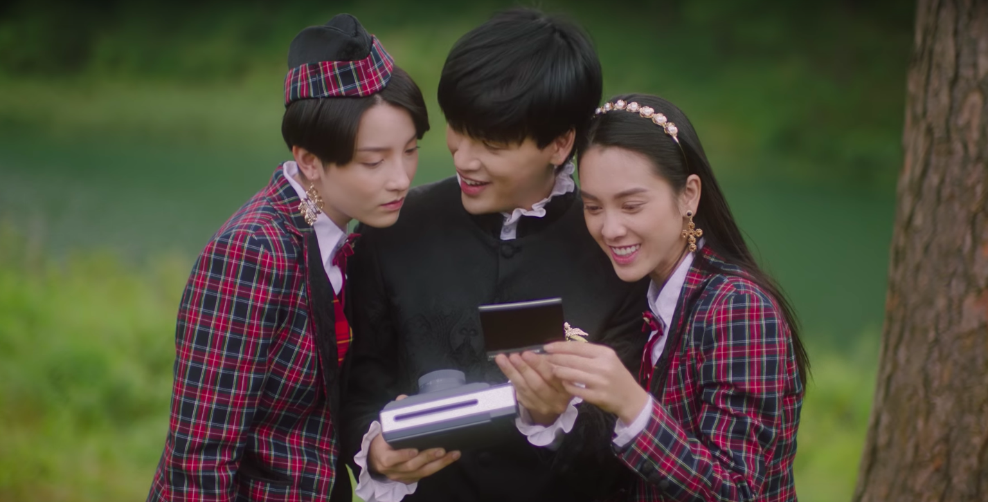 Quỳnh Lương trong MV màu nước mắt